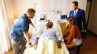 Die Inselärztin – Tom (Andreas Guenther), Hoteldirektor Kulovits (Helmut Zierl) und Filipa (Anja Knauer) machen sich Sorgen um Mike (Tyron Ricketts).