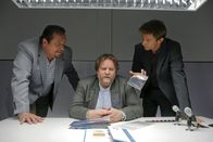 Die Rosenheim-Cops – Die Kommissare Hansen (Igor Jeftic, r.) und Prantl (Andreas Giebel, l.) nehmen den Verdächtigen Holger Schubert (Andreas Vitus Geiss, m.) in die Zange.