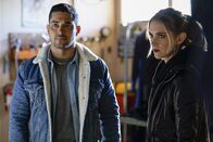 Navy CIS – Ermitteln verdeckt als kriminelles Pärchen, um den Kopf eines Drogenrings zu fassen: Torres (Wilmer Valderrama, l.) und Bishop (Emily Wickersham, r.) ...