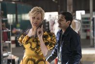 Hacks – Deborah (Jean Smart) ist in Montreal, um eine Auszeichnung entgegenzunehmen. Die Gelegenheit ihr seit Jahren ungetragenes, maßgeschneidertes Designerkleid für einen umwerfenden Auftritt zu nutzen, findet auch ihr Assistent Damien (Mark Indelicato).