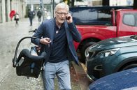 Opa wird Papa – Anton (Ernst Stötzner) setzt auf Multitasking: den Kunden am Ohr und sein Baby am Arm.