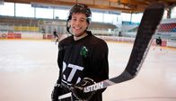 Checker Tobi – ARD/BR CHECKER TOBI, "Der Eis-Check" Uhr im ERSTEN. Checker Tobi in einer Eishockey-Ausrüstung.