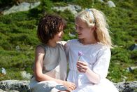 Heidi – Eine Freundschaft fürs Leben: Die aus Frankfurt angereiste Klara (Isabelle Ottmann, r.) mit Heidi (Anuk Steffen, l.) auf der Alm.