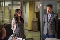 Elementary – Gemeinsam enthüllen Holmes (Jonny Lee Miller, r.) und Watson (Lucy Liu, l.) die Identität eines Serienkillers, dessen Fall schon lange ruht, und geraten dabei in Konflikt mit dem New Yorker Polizeidepartement ...
