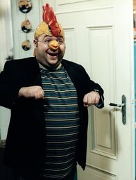 Lukas – Verrücktes Huhn: Lukas (Dirk Bach) übt für seinen Auftritt bei der Jahresfeier des deutschen Geflügelzüchterverbandes.