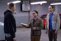 The Big Bang Theory – Um ihre Superfluid-Helium-Idee vor schwedischen Wissenschaftlern zu bewahren, müssen sich Leonard (Johnny Galecki, M.) und Sheldon (Jim Parsons, r.) auf einen zweifelhaften Deal mit dem Schwarzmarkt-Händler Kenny (Michael Rappaport) einlassen ...