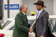 Hubert und Staller – Girwidz (Michael Brandner , l.) begrüßt den amerikansischen Investor Jerry Sandmeier (Nicky Laungani, r.).