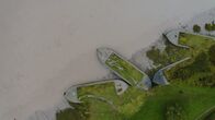Lost Places – Im Süden Englands, nahe des Dorfs Purton, liegt eine Geisterflotte am Ufer eines breiten Flusses.