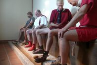 planet schule: Das Römer-Experiment – Treffpunkt Latrine: Beim öffentlichen Gang aufs Klo wird gespielt und gehandelt.