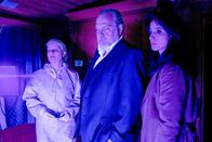 Der Alte – Unter Schwarzlicht offenbart der Tatort Dr. Franziska Sommerfeld (Christina Rainer, l.), Richard Voss (Jan-Gregor Kremp, M.) und Annabell Lorenz (Stephanie Stumph, r.) weitere Spuren, die mit bloßem Auge nicht erkennbar waren.
