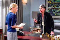 Mom – Christy (Anna Faris, l.); Veronica (Paget Brewster, r.)
