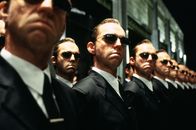 The Matrix Revolutions – Ausgerechnet Agent Smith (Hugo Weaving) macht sich als Computerprogramm, einem Virus gleichend, selbstständig und bedroht nun nicht nur die Menschheit, sondern auch die Erschaffer der Matrix. So haben Neo und die Matrix einen gemeinsamen Feind erschaffen, den es zu vernichten gilt ...