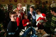 Malcolm mittendrin – Von links: Malcolm (Frankie Muniz), Gretchen Mannkusser (Meagen Fay), Otto Mannkusser (Kenneth Mars), Dewey (Erik Per Sullivan), Hal (Bryan Cranston), Lois (Jane Kaczmarek) und Reese (Justin Berfield) Die Verwendung des sendungsbezogenen Materials ist nur mit dem Hinweis und Verlinkung auf TVNOW gestattet.