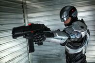 RoboCop – Mensch oder Maschine? Der Polizist Alex Murphy (Joel Kinnaman) soll als RoboCop für Sicherheit und Ordnung sorgen, als die Verbrechen außer Kontrolle geraten. Doch ist er wirklich so kontrollierbar, wie sich seiner Erschaffer das wünschen?