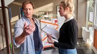 Der Lehrer – Vollmer (Hendrik Duryn) versucht Emma (Zsa Zsa Inci Bürkle) etwas klar zu machen.