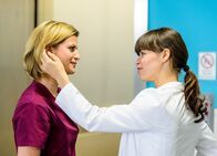 Bettys Diagnose – Bettys Diagnose Ich sehe was, was du nicht siehst Staffel 3, Episode 5 Annäherungsversuche: Theresa Underberg als Lizzy Riedmüller, Lore Richter als Mira Köttner