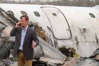Mayday - Alarm im Cockpit – REENACTMENT - Surviving passenger of Ansett New Zealand Flight 703 William McGrory (played by Benjamin James) uses his phone to contact authorities. (Cineflix 2020/Darren Goldstein)
