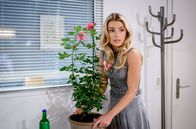 Sturm der Liebe – Larissa (Anna Karolin Berger) hofft das Kilian seine Erinnerungen durch die Rose im Topf vielleicht wieder erlangt.