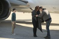 Scorpion – Während sich Ralph (Riley B. Smith, l.), Paige (Katharine McPhee, M.) und Toby (Eddie Kaye Thomas, r.) um einen bewusstlosen Jungen in einem Flugzeug-Fahrwerksschacht kümmern, wird Walters Lüge immer mehr zur Belastung ...