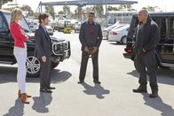 Navy CIS: L.A. – (v.li.) Emily Baldoni (Olivia Brunson), Stephen Wozniak (Tyler Brunson), J. Teddy Garces (Security), LL Cool J (Special Agent Sam Hanna).