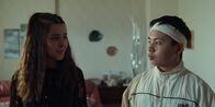 neoriginal: Doppelhaushälfte – Zoe (Helena Yousefi) und Rocco (Hoang Minh Ha) versuchen in Teamwork den Geist von Oma Thuy zu befrieden.