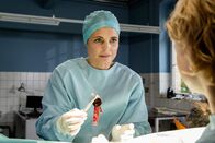 Tierärztin Dr. Mertens – Dr. Susanne Mertens (Elisabeth Lanz) entfernt in einer Not-OP einen Autoschlüssel aus dem Hals eines Vogel Strauß.