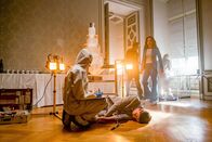 Der Alte – Für Annabell Lorenz (Stephanie Stumph, 2.v.r.), Caspar Bergmann (Thomas Heinze, M.) und Dr. Luisa Geiger (Sidonie von Krosigk, l.) ist es ein makabrer Anblick, den Bräutigam (Komparse) erstochen vor seiner Hochzeitstorte zu finden.
