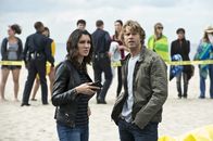 Navy CIS: L.A. – Ein neuer Fall wartet auf Kensi (Daniela Ruah, l.) und Deeks (Eric Christian Olsen, r.).