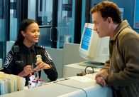 Terminal – Dolores Torres (Zoë Saldana, l.); Viktor Navorski (Tom Hanks, r.)