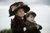 Die versunkene Stadt Z – Nina Fawcett (Sienna Miller, l.); Jack Fawcett (Tom Mulheron, r.)