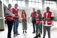 The Outlaws – John (Darren Boyd, 1.v.l.), Greg (Stephen Merchant, 2.v.l.), Rani (Rhianne Barreto, 3.v.l.), Frank (Christopher Walken, 3.v.r.), Myrna (Clare Perkins, 2.v.r.) und Christian (Gamba Cole, 1.v.r.) haben ein weit größeres Problem als ihre Sozialstunden.
