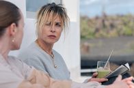Maret – Neurochirurgin Dr. Moore (Iben Hjejle, li.) versucht Maret (Susanne Wolff, re.) zu überzeugen, der Operation zuzustimmen. Sie glaubt, dass ihre Amnesie einen anderen Grund als den Unfall hat.