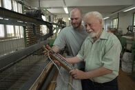 37°: Verbündete im Leben - Großeltern und Enkel – Opa Erwin (r.) arbeitet mit 85 Jahren immer noch mit seinem Enkel Johannes (l.) in der Familienweberei.