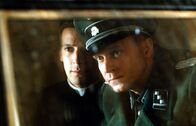 Der Stellvertreter – 00.00 Amen. Kurt Gerstein (Ulrich Tukur, a sinistra) e Riccardo Fontana (Mathieu Kassovitz) cercano insieme di denunciare la macchina da sterminio nazista.