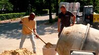 Yared kommt rum – Yared trägt seinen Teil zum Bau der Gastronomie bei und mischt Mörtel an.