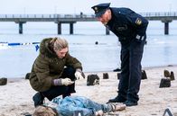 Der Usedom-Krimi – Eine Frauenleiche ist angespült worden. Ellen Norgaard (Rikke Lylloff) und Holm Brendel (Rainer Sellien) ermitteln.