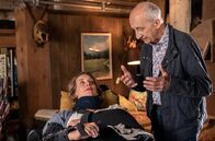 Zimmer mit Stall - Kuhhandel – Sophie (Elena Uhlig) soll sich laut Ferdinand (Philipp Sonntag) schonen.