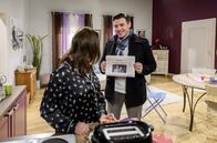Sturm der Liebe – Goran (Saša Kekez, r.) zeigt Romy (Désirée von Delft, l.) den Zeitungsartikel über ihren Auftritt.