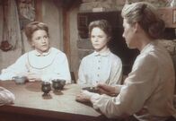 Unsere kleine Farm – James und Cassandra sind schon seit Tagen nicht mehr in die Schule gekommen. Laura (Melissa Gilbert, l.) berät mit ihrer Schwester Mary (Melissa Sue Anderson, M.) und ihrer Mutter Caroline (Karen Grassle, r.), wie man den Kindern helfen könnte.