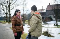 Sturm der Liebe – Shirin (Merve Çakır, l.) wirft Gerry (Johannes Huth, r.) vor, dass er ihre Freundschaft wegwirft.