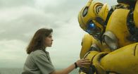 Bumblebee – Charlie (Hailee Steinfeld, l.); Bumblebee (r.)