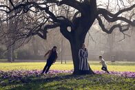 Eternal – In einer übernatürlichen Vision, die von einem Riss im Erdinneren ausgeht, sieht Elias (Simon Sears), wie ein gemeinsames Leben mit Anita (Nanna Øland Fabricius) und mit einem Kind (Komparse) für ihn ausgesehen hätte.