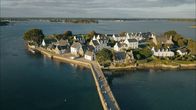 Maritimes Erbe – Früher berühmt für seine Austernzucht lockt die kleine Insel heute neben Tourist*innen auch Künstler*innen.