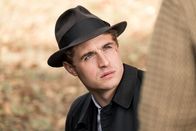 Das krumme Haus – Charles Hayward (Max Irons)
