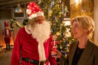 SOKO Stuttgart – Zwei Schrottis im Weihnachtsmannkostüm! Nachdem die Ermittler den Mord an dem Chef der Weihnachtsmannzentrale aufgeklärt haben, kommen die Kollegen bei ihrer alljährlichen Weihnachtsfeier zusammen. Kriminalhauptkommissarin Martina Seiffert (Astrid M. Fünderich) hat beim Wichteln Karl-Heinz "Schrotti" Schrothmanns (Michael Gaedt) Geschenk gezogen: einen Wackel-Schrotti.