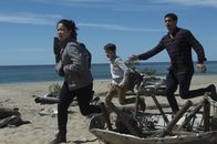 Scorpion – Müssen all ihr Wissen und Können einsetzten, um nicht nur den Piloten zu retten, sondern auch ihre Chance auf Rettung zu erhöhen: Happy (Jadyn Wong, l.), Ralph (Riley B. Smith, M.) und Walter (Elyes Gabel, r.) ...