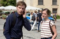 Tatort – Luise (Paula Kroh) ist genervt, als Benjamin (Anton von Lucke) während dem Streitgespräch einen Anruf annimmt.