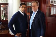 Real Humans - Echte Menschen – Vater Claes (Lars-Erik Berenett, re.) und Sohn Douglas (Alexander Karim, li.) verstehen sich blendend.
