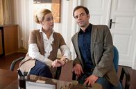 Alles Klara – Revierleiterin Dr. Müller-Dietz (Alexa Maria Surholt, l.) macht Paul Kleinert (Felix Eitner, r.) wie immer Druck: sie will schnellstmöglich Ergebnisse sehen.