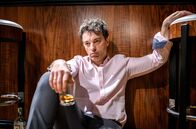 Sturm der Liebe – Robert (Lorenzo Patané) versucht, seinen Kummer zu betäuben.